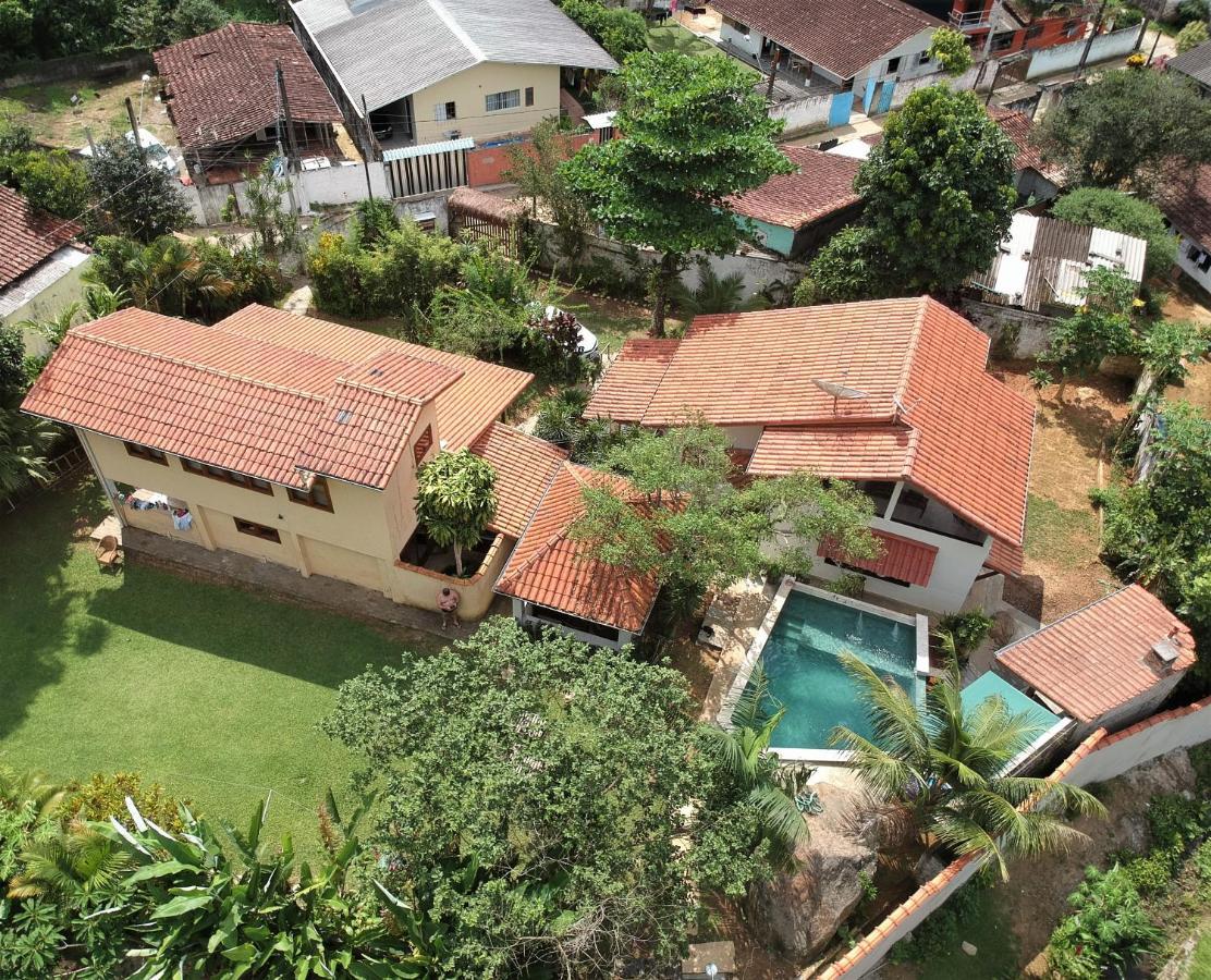 Casa com piscina aquecida e com grande área verde. Ubatuba Exterior foto