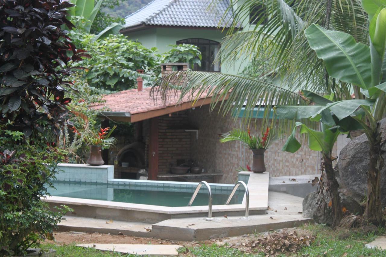 Casa com piscina aquecida e com grande área verde. Ubatuba Exterior foto