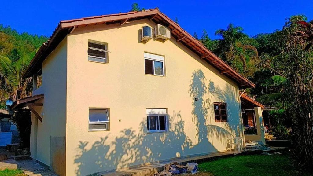Casa com piscina aquecida e com grande área verde. Ubatuba Exterior foto